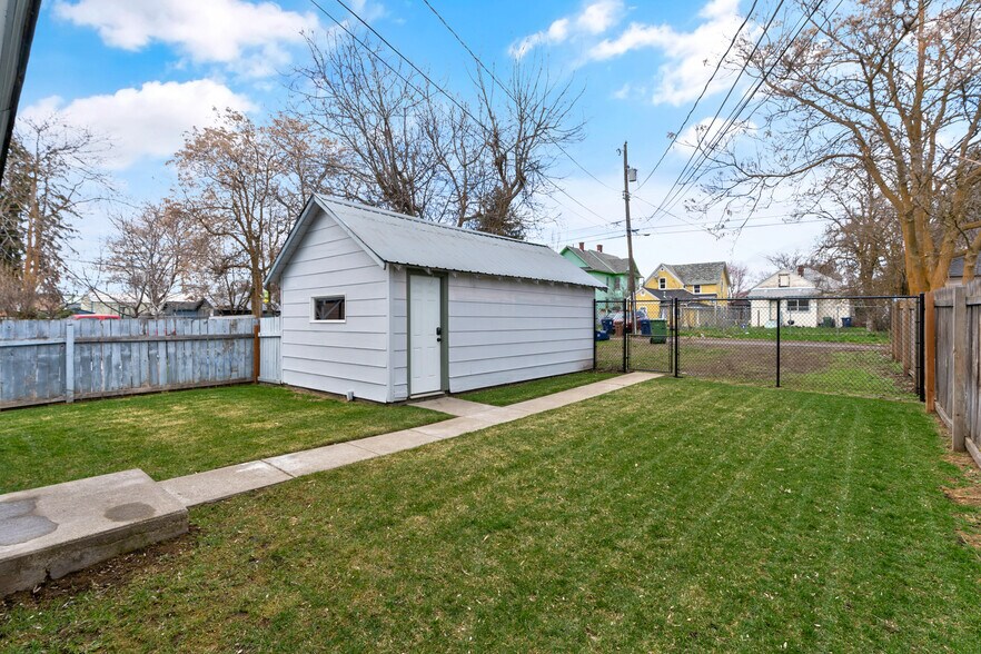 Building Photo - 2124 W College Ave