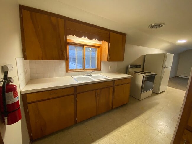 Building Photo - 826 W Highland Ave