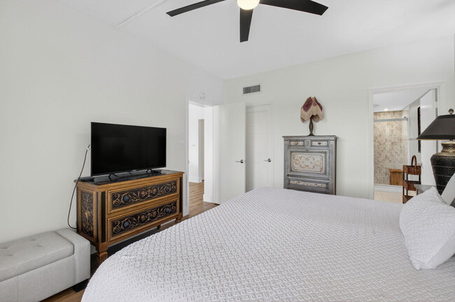 Building Photo - 830 Greensward Ct