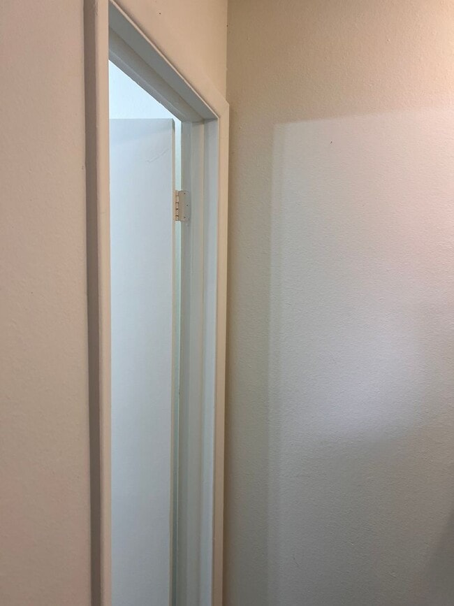 Building Photo - Spacious Three Bedroom Townhome in Westmin...