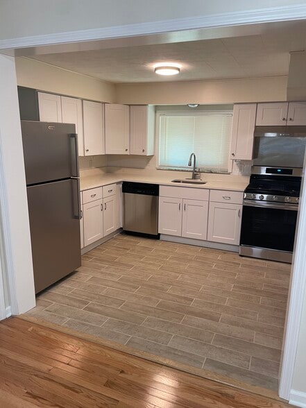 Kitchen - 4740 Juniper St