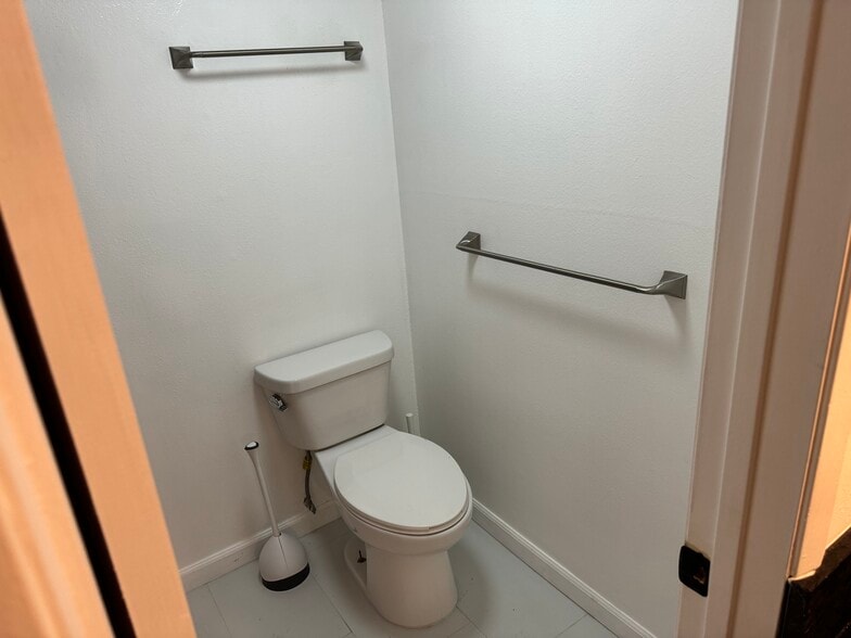 Primary toilet - 2700 Cahuenga Blvd E