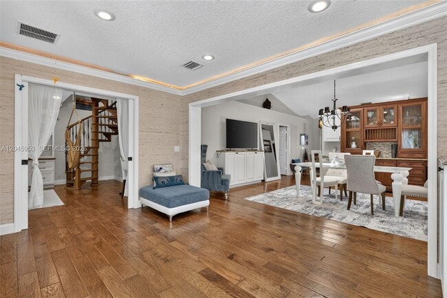 Building Photo - 542 N Cypress Dr