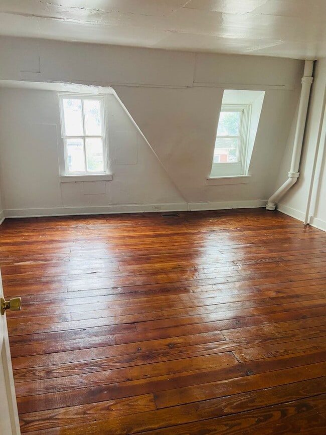 Building Photo - 2 Bedroom on 2nd/3rd Floor-East End of Yor...
