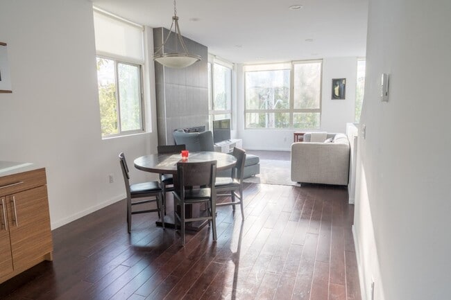 Building Photo - 3Bd/3.25Ba Seattle