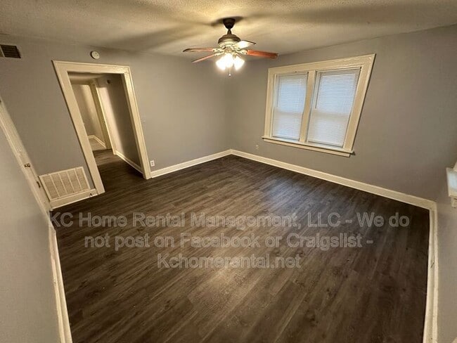 Building Photo - 1112 W 41st Terrace