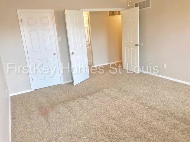 Building Photo - 14 Rivermeadows Dr
