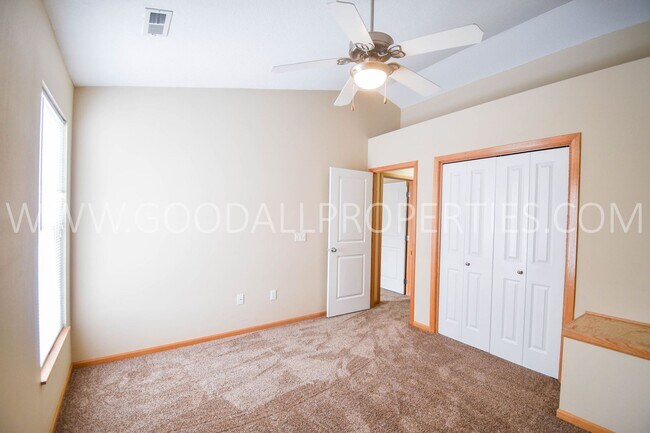 Building Photo - WINTER SPECIAL!! $1425 for a 2 Bedroom, 2.5 Bath Townhome in Urbandale near the walking trails!!!