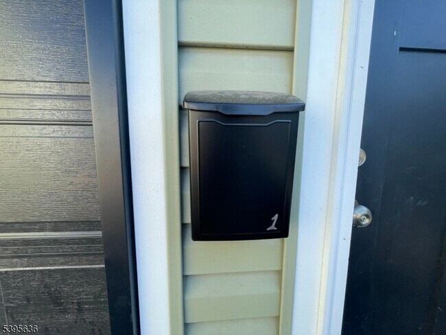 Building Photo - 119-121 Lewis St