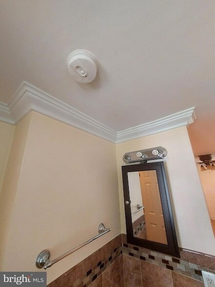 Building Photo - 611 60th Pl