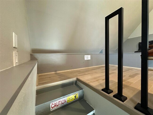 Building Photo - 914 E 39th St