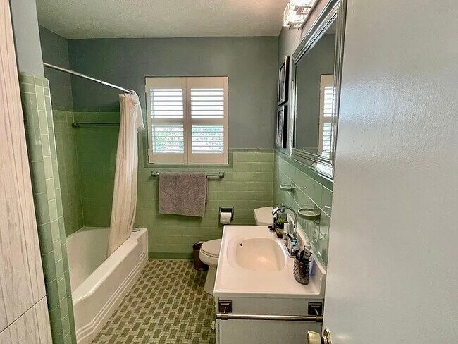 Building Photo - 235 Fordham Dr