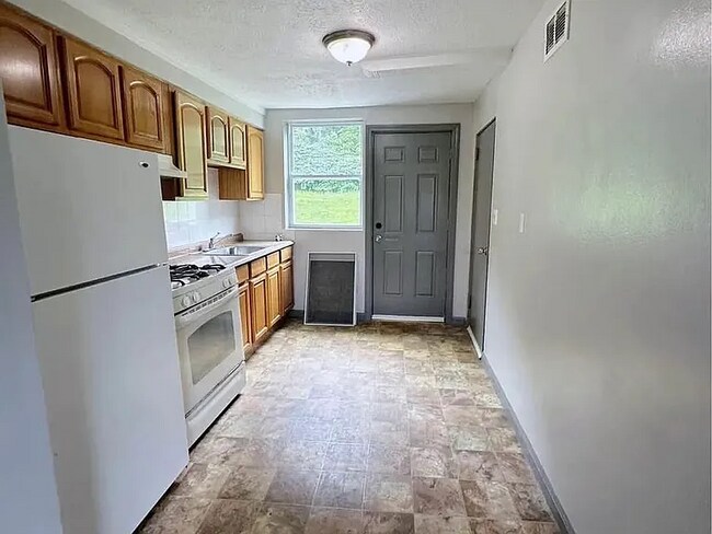 Building Photo - 1-3 bedroom garden style & townhouse