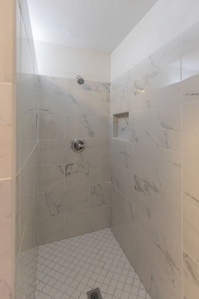 Building Photo - Cozy 3 Bed 2 Bath Home - Pets on Owner App...