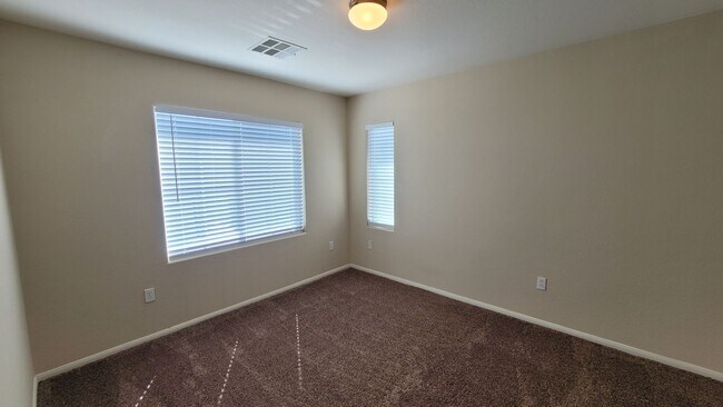 Building Photo - Great 4 Bedroom in the SW!!