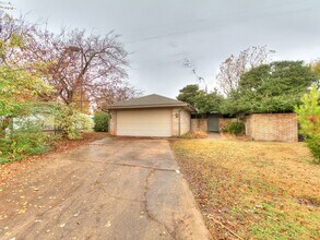 Building Photo - Charming Duplex!