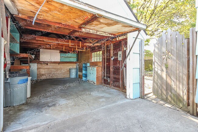 Building Photo - 1612 NE 62nd Ave