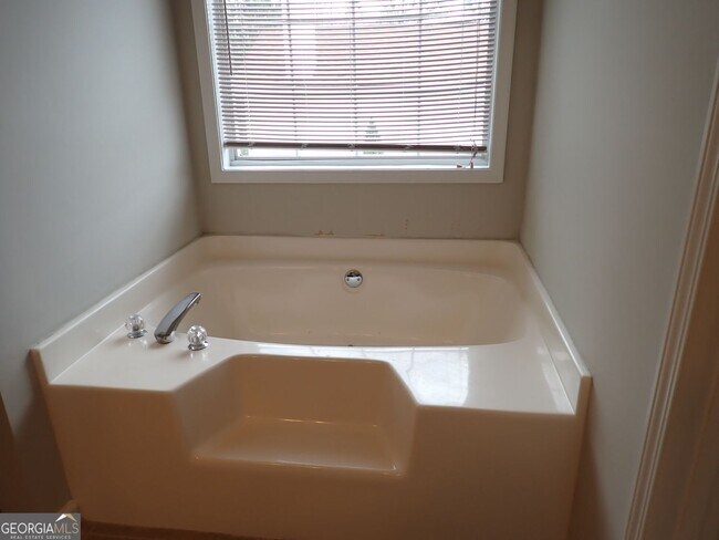 Building Photo - 827 Sinclair Way