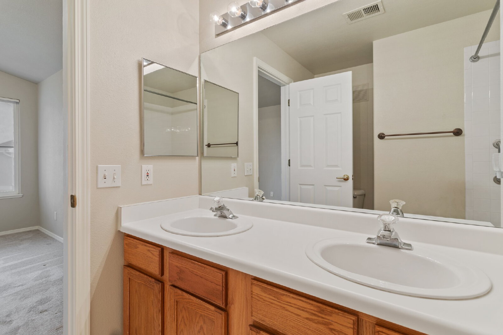 Building Photo - Stylish 3-Bed Condo in Gated Community – J...