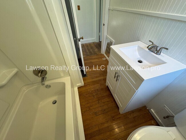 Building Photo - Charming Salem Cape Cod with Loft