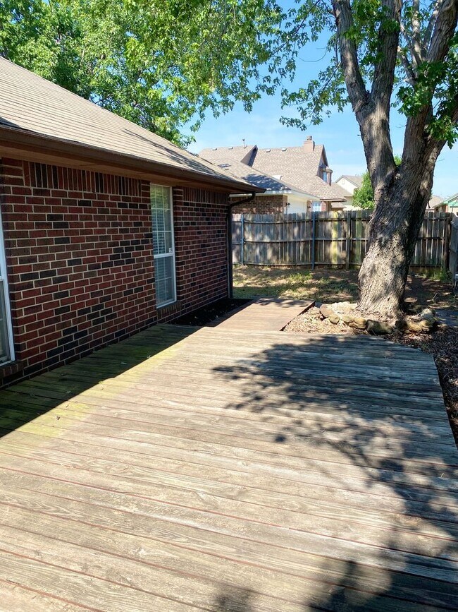 Building Photo - 631 Stoneridge Dr