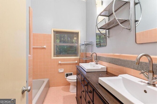 Building Photo - 2627 Woodacres Rd NE