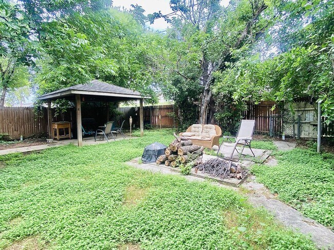 Building Photo - 3932 Locke Ave