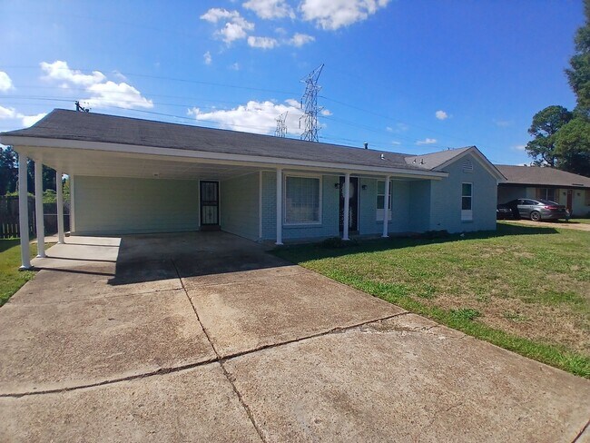 Primary Photo - Newly Renovated 3 bedroom 1.5 bathroom in ...