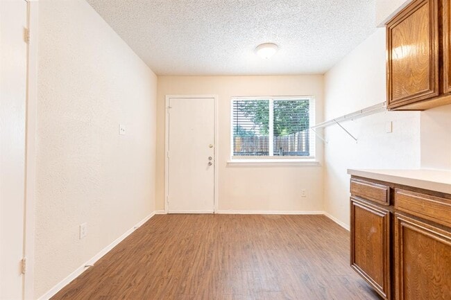 Building Photo - 323 W William Cannon Dr
