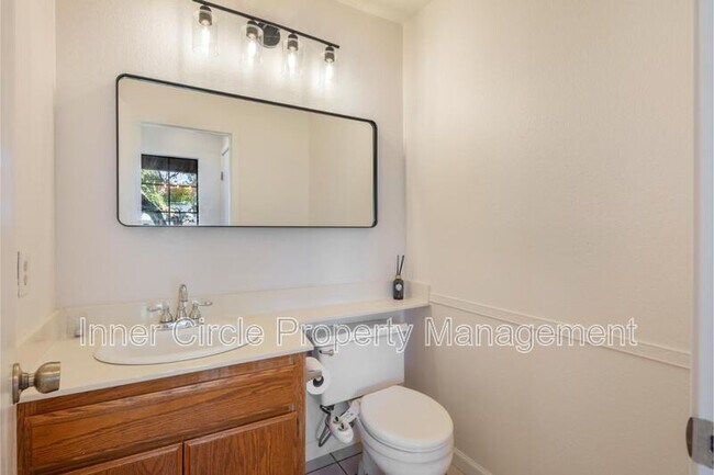 Building Photo - 512 Bluerock Dr