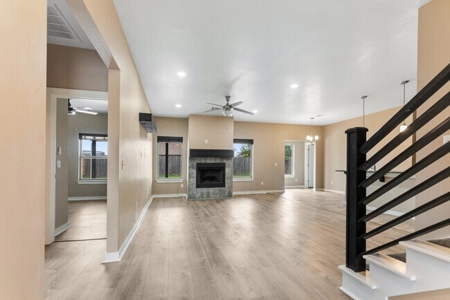 Building Photo - 1200 Ridgeway Dr