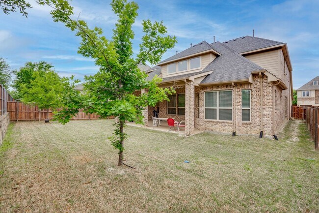 Building Photo - Beautiful home with elegant curved stairca...