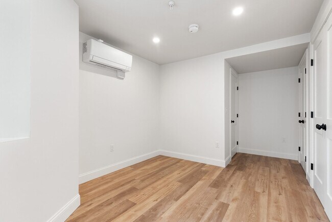 Building Photo - 32 Beacon St