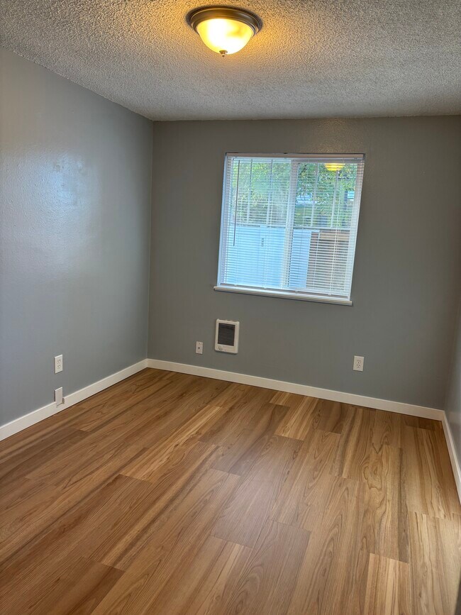 Building Photo - 6618 N Albina Ave