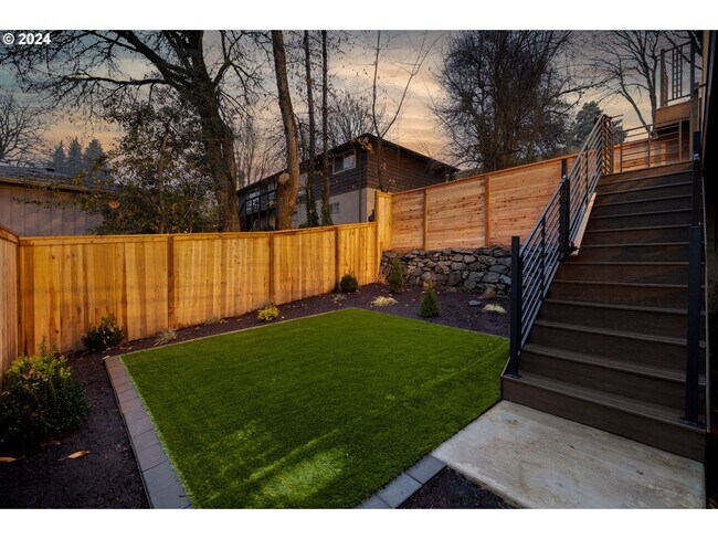 Building Photo - 617 SW Lobelia St