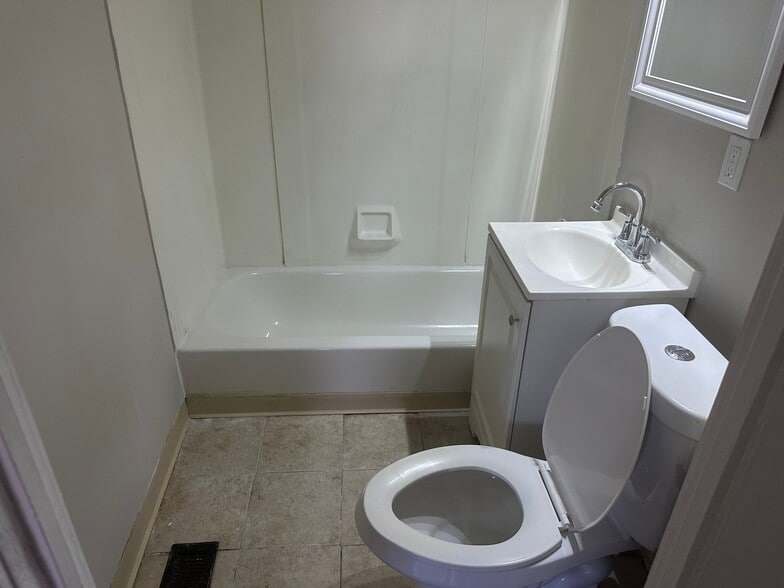 Building Photo - 6553 Newman Ave