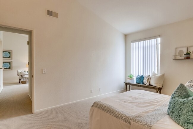 Building Photo - Beautiful Aliso Viejo Condo in the Seagate...