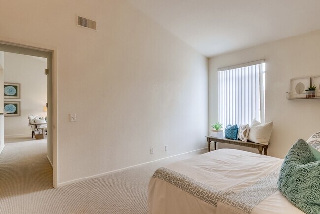 Building Photo - Beautiful Aliso Viejo Condo in the Seagate Colony-2/2