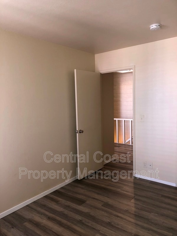 Building Photo - 451 Dela Vina Ave