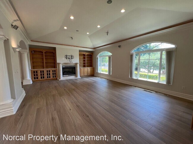 Building Photo - 5 br, 4.5 bath House - 1425 Villa Dr
