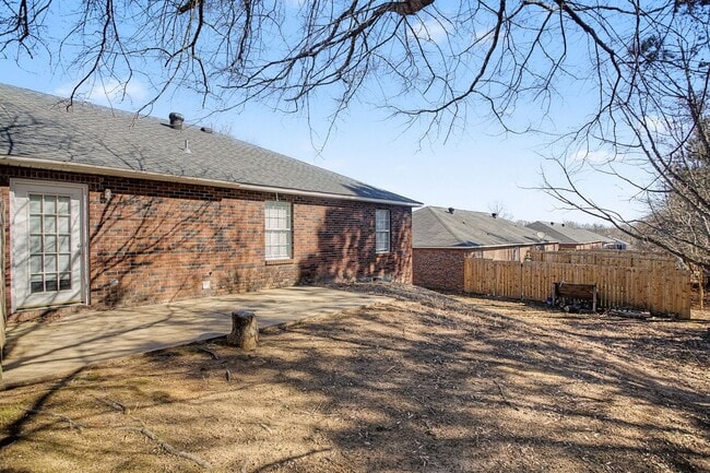 Building Photo - Now Available! 3 Bed 3 Bath Duplex