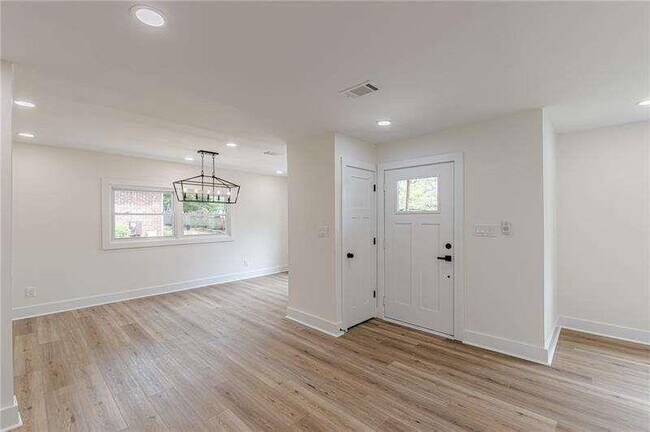 Building Photo - 525 Rosemont Dr