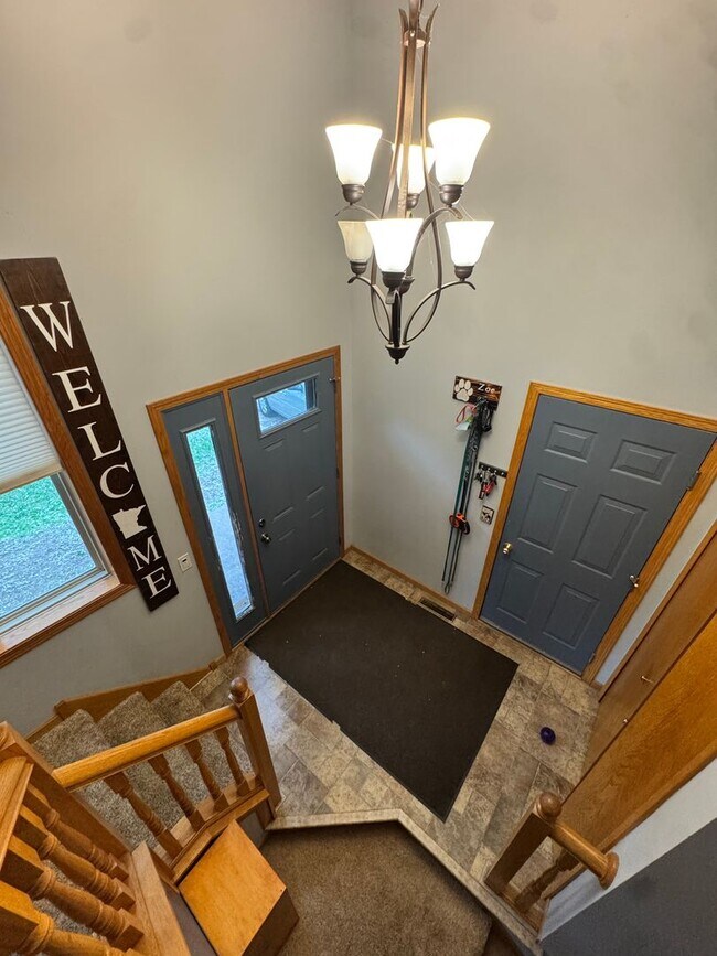 Building Photo - Rent Special!!! Walk To The Lake!