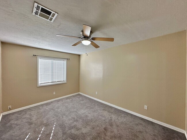 Building Photo - 4 Bedroom