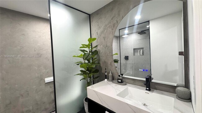 Building Photo - 405 N Hibiscus Dr