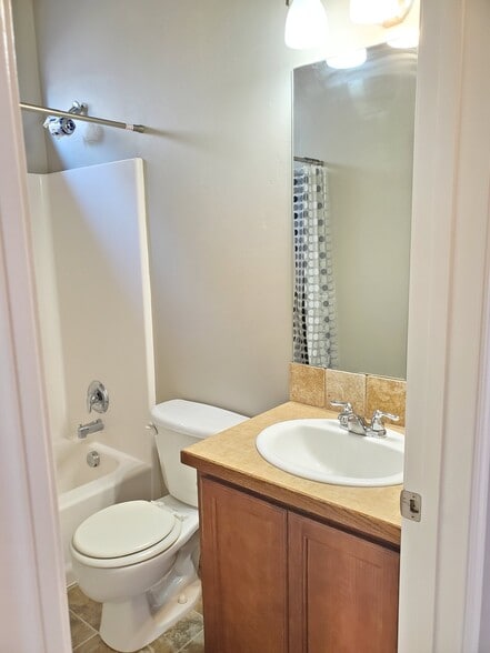 2nd Bathroom - 776 Parkwood Dr