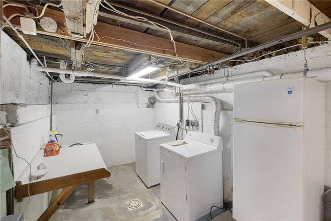 Building Photo - 8 Pine Ln