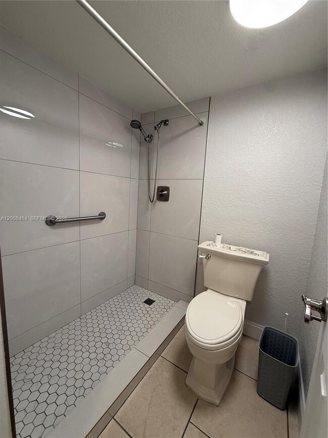 Building Photo - 9140 Fontainebleau Blvd