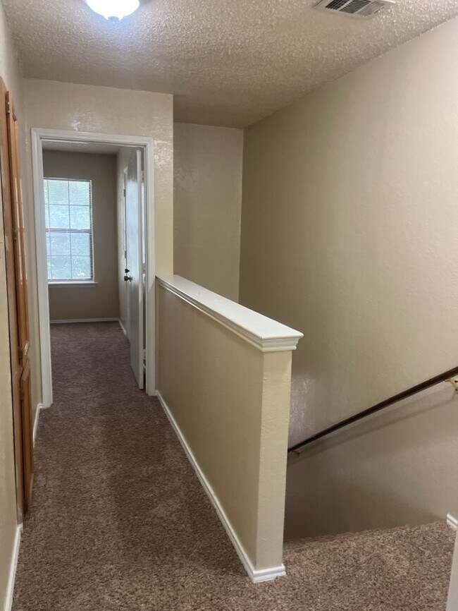 Building Photo - 2 bedroom 2.5 bath with 2 car garage!