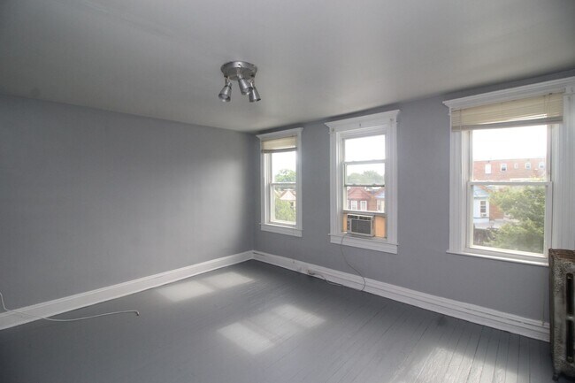 Building Photo - 2026/2027 JHU Off-campus Large 5bd/2.5ba home w/ Parking Spot! Available 6/9/26